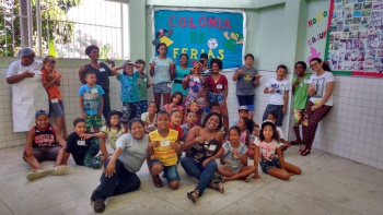 Crianças do Cajun Jaburu posam para foto da turma na colônia de férias 2019