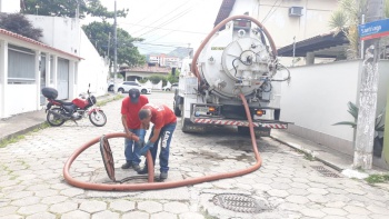 Desobstrução mecanizada da rede de drenagem em Bento Ferreira