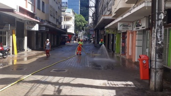 Garis limpam a rua Graciano Neves após passagem de bloco de rua