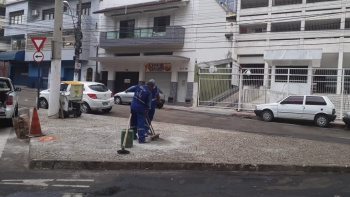 Central de Serviços faz manutenção em calçada com pedras portuguesas que foi vandalizada