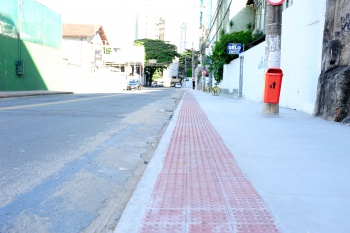 Calçada da rua Grécia sendo reformada