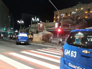Viaturas da Guarda Municipal em via pública auxiliando na segurança da Romaria da Festa da Penha 2019