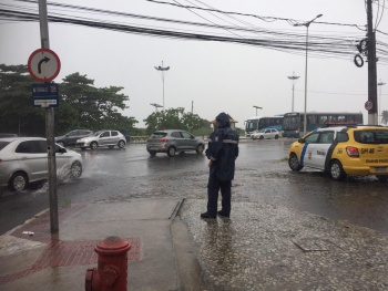 Agentes da Guarda na chuva