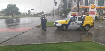 Agentes da Guarda Civil Municipal nas ruas monitoraste o trânsito com as chuvas