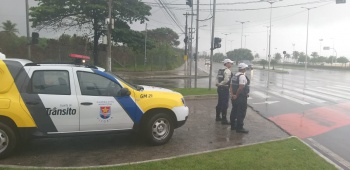 agentes da Guarda Civil Municipal nas ruas monitoraste o trânsito com as chuvas