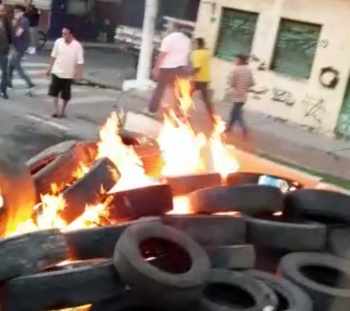 criminosos colocam fogo em pneus durante protesto