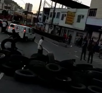 criminosos colocam fogo em pneus durante protesto