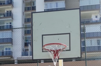 Vandalismo em aro de basquete na quadra de esportes de Bento Ferreira