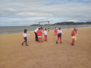 Crianças fazem limpeza de praia