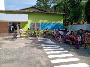Famílias levam crianças para auna no Cmei Georgina da Trindade Faria
