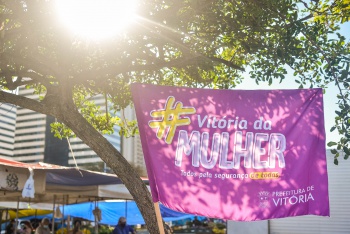 Ação Maia da Penha vai a Feira no agosto lilás na Enseada do Suá