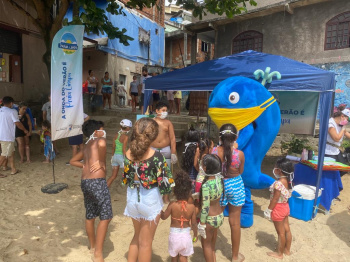 Baleia "Jujuba" conscientizou crianças sobre a importância de não descartar lixo nas praias