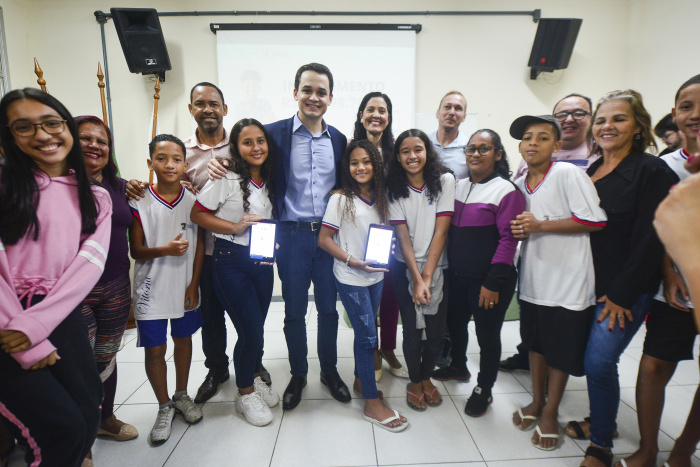 Tablets são entregues aos alunos em solenidade com o prefeito na EMEF Maria José Costa Moraes