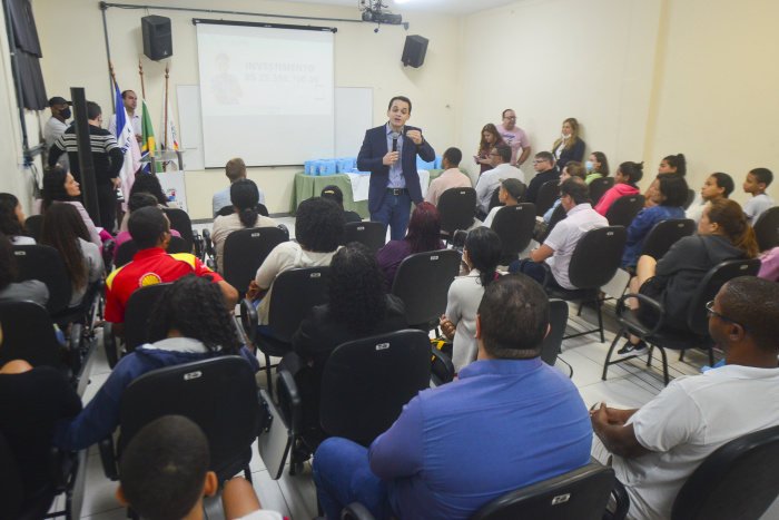 Tablets são entregues aos alunos em solenidade com o prefeito na EMEF Maria José Costa Moraes