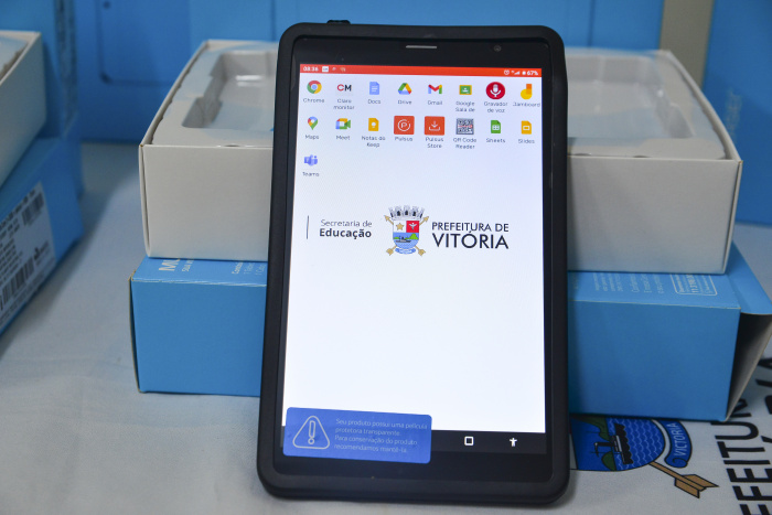 Tablets são entregues aos alunos em solenidade com o prefeito na EMEF Maria José Costa Moraes