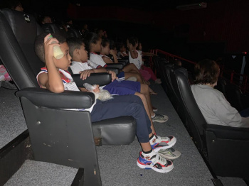 Dia do Estudante: escola leva turmas ao cinema para a alegria da criançada