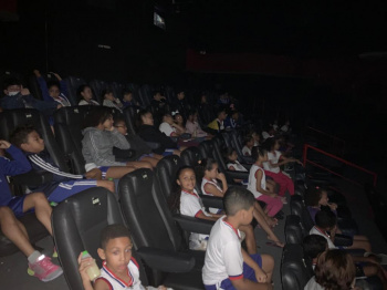 Dia do Estudante: escola leva turmas ao cinema para a alegria da criançada