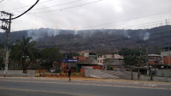 Incêndio na vegetação dos bairros Universitário, Inhanguetá e Parque da Fonte Grande