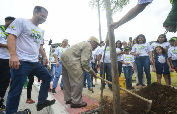 Plantio de mudas de árvores no programa de parceria Vix Flora e MedSênior na ILha do Príncipe