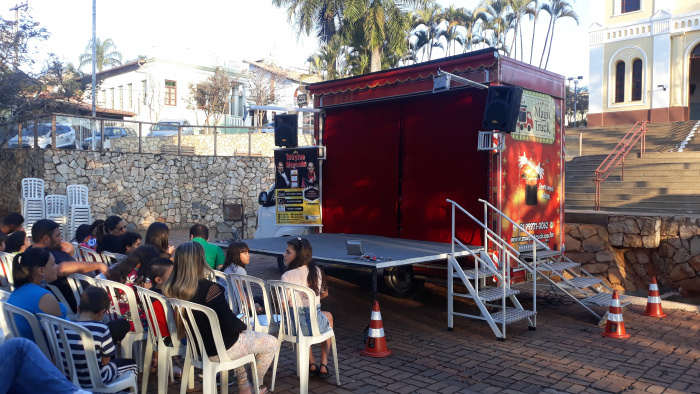 O Magic Truck consiste em um caminhão que vira palco itinerante onde são apresentados espetáculos.