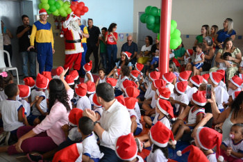 Alunos do CEMEI Denizart Santos entregam Cartinhas de Natal pro Papai Noel