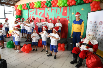 Alunos do CEMEI Denizart Santos entregam Cartinhas de Natal pro Papai Noel