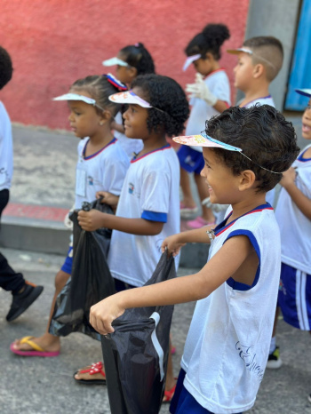 Crianças do Cmei Anisio Spinola Teixeira realizam ação de combate à dengue