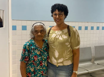 Angélica Vicente com a mãe idosa, Antônia Fernandes