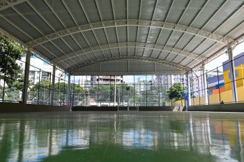 Cobertura da quadra da Praça Nilze Mendes em Jardim Camburi