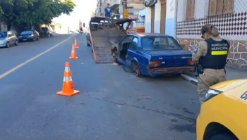 Veículos abandonados em Vitória são removidos para evitar focos de dengue