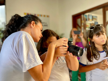 Os estudantes se organizarão em grupos e assumirão funções, como direção, fotografia e som.
