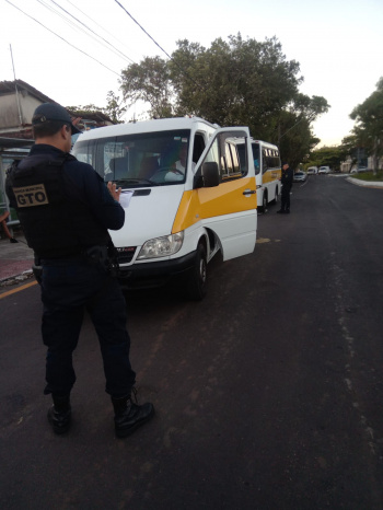Operação Anjos da Guarda: vans escolares são alvos de fiscalização em Vitória