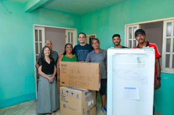 Entrega do Bônus Moradia no bairro Do Quadro para o senhor Veraldo