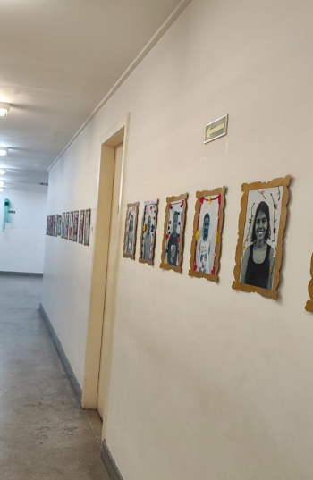 A exposição conta com 32 quadros bordados, produzidos por quase 40 crianças.