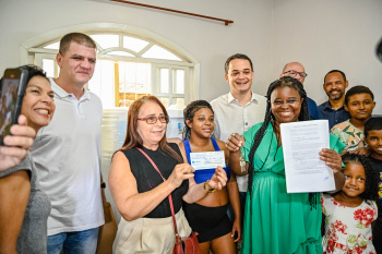 Entrega do Bonus moradia no Bairro Santa Tereza