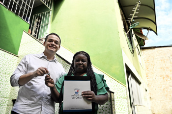 Casa Feliz e Segura: família do bairro Santa Tereza recebe chaves da nova casa