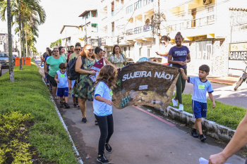 Crianças do CMEI Darcy Castello de Mendonça fazem caminhada educativa até o manguezal