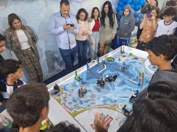 Estudantes da EMEF Maria Madalena apresentam projetos de robótica com LEGO