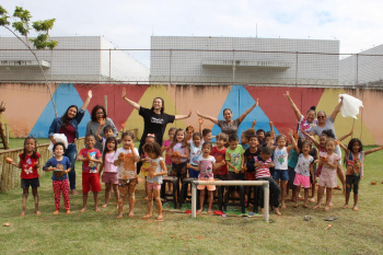 Brincadeira na lama reforça aprendizagem e conexão com a natureza no CMEI Gilda de Athayde Ramos