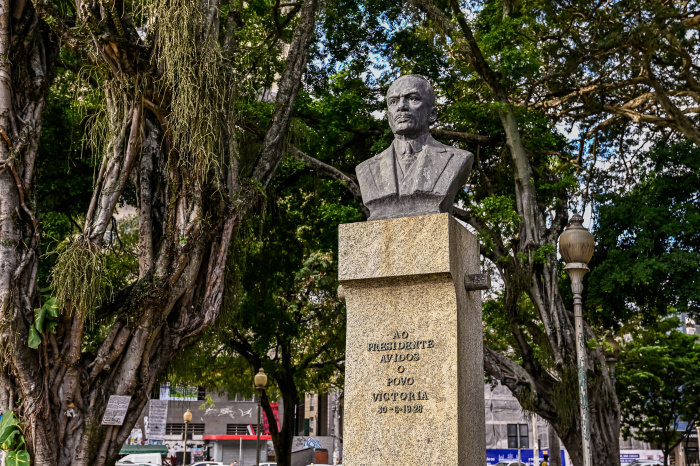 Busto de Presidente Avidos na Praça Costa Pereira