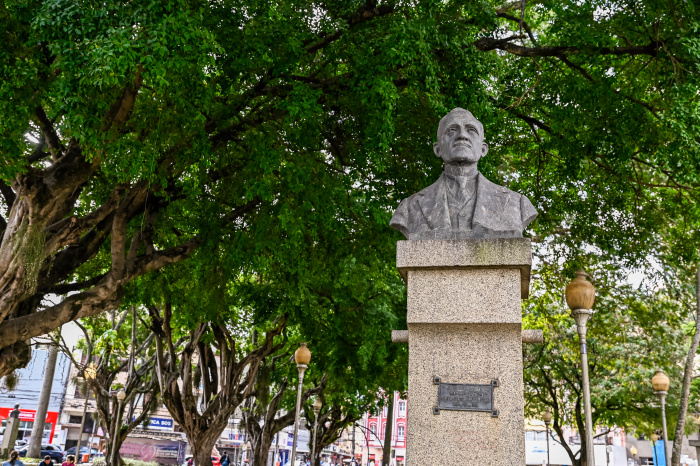 Busto do Jeronimo Monteiro na Praça Costa Pereira