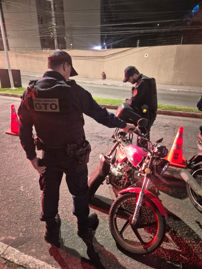 Guarda de Vitória flagra motocicleta com tanque de combustível improvisado durante blitz