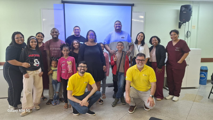 Famílias de Vitória recebem orientações sobre uso do sensor de glicose e alimentação saudável