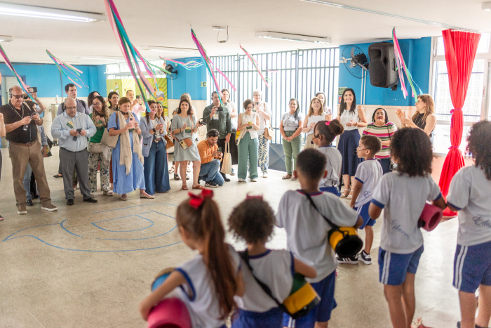 Comitiva internacional visita CMEIs e EMEFs de Vitória para imersão