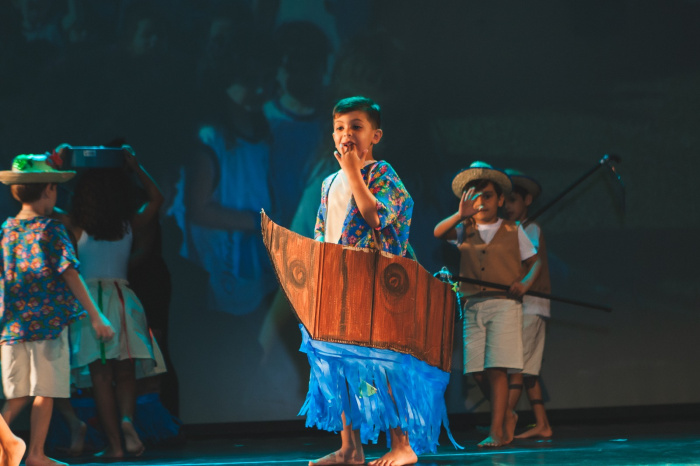 Crianças do CMEI Cida Barreto encantam famílias em espetáculo artístico cultural no Teatro da Ufes
