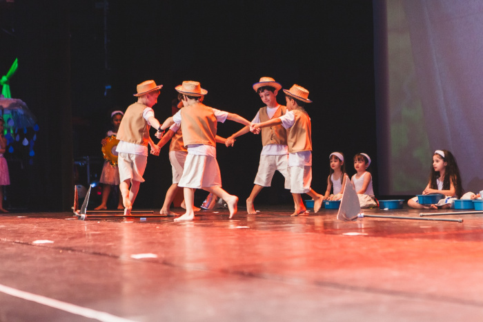 Crianças do CMEI Cida Barreto encantam famílias em espetáculo artístico cultural no Teatro da Ufes