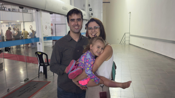 Os papais Felipe e Michelle com a pequena Cecília, do grupo 2A do CMEI Cida Barreto
