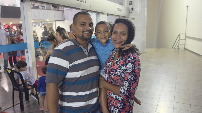 O pequeno Davi, do grupo 3A, com os pais Joel e Ana Carolina na apresentação do CMEI Cida Barreto