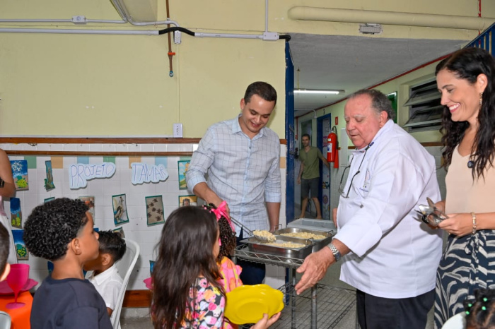 Crianças do Cmei TI Padre Giovanni Bartesaghi participam de jantar preparado pelo chef Juarez Campos