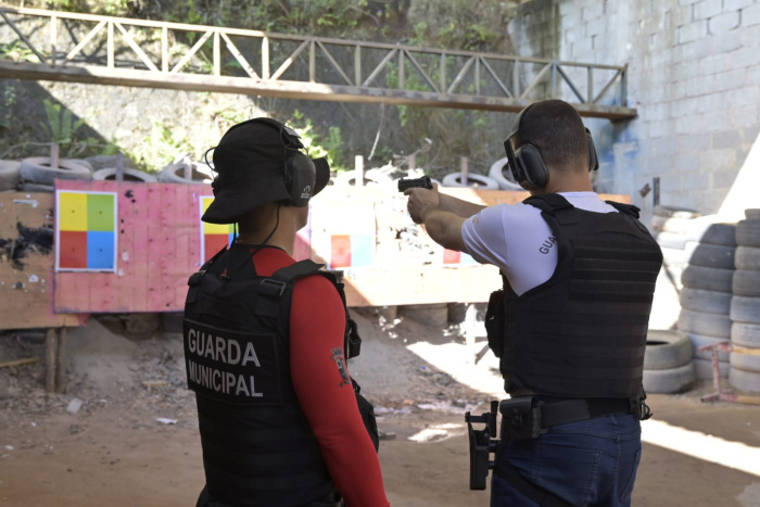 Futuros guardas municipais de Vitória fazem aulas práticas de tiro